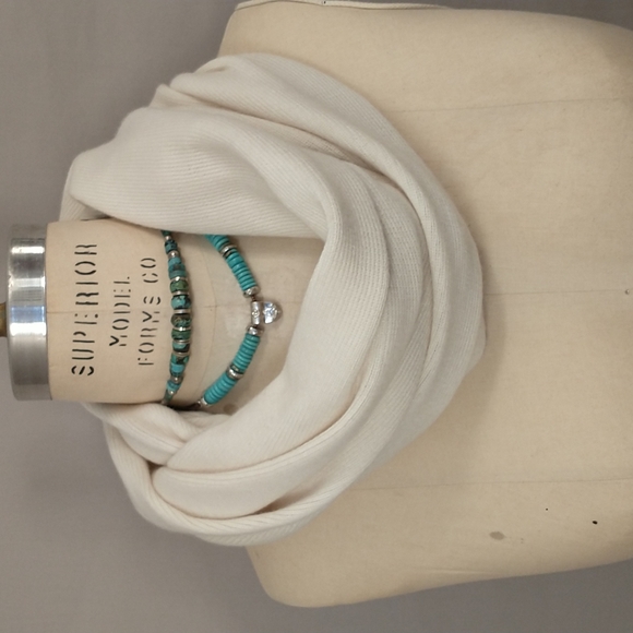 Bloomingdales Infinity Scarf Soft Wool Made in Italy 18.5" x 72" Quality Ivory - Picture 2 of 6